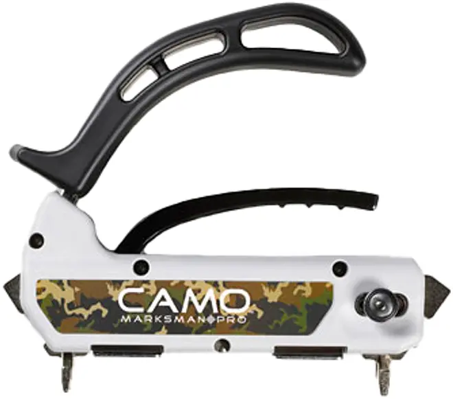 Hvid Camo Marksman Pro slangebøsse med sort ergonomisk håndtag, camouflage-sideetiket og kompakt metalbase med fronttinder.