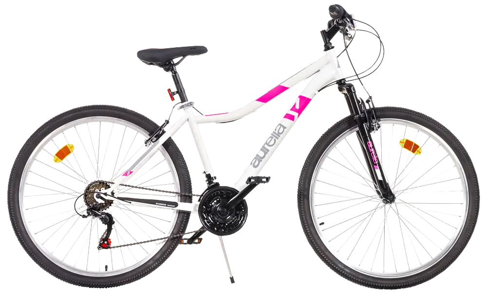 Vit och rosa mountainbike med framdämpning, 21 växlar, svart sadel och raka styren. Utrustad med reflexer på hjul och pedaler, passar terräng och stad.