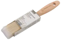 Flad pensel med lyst træhåndtag, mærket 'Sagacolor.' Hvide syntetiske børster, 35 mm bred, egnet til præcisionsmaling. Leveres i beskyttende papæske med produktinformation.