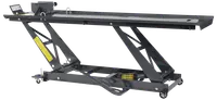 Robust hydraulisk motorcykelløftebord med diamantmønstret overflade, sakseløft, fodpedalstyring og sikkerhedslås. Ideel til løft af motorcykler ved vedligeholdelse og reparation.