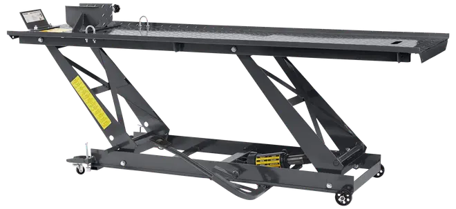 Robust hydraulisk motorcykelløftebord med diamantmønstret overflade, sakseløft, fodpedalstyring og sikkerhedslås. Ideel til løft af motorcykler ved vedligeholdelse og reparation.
