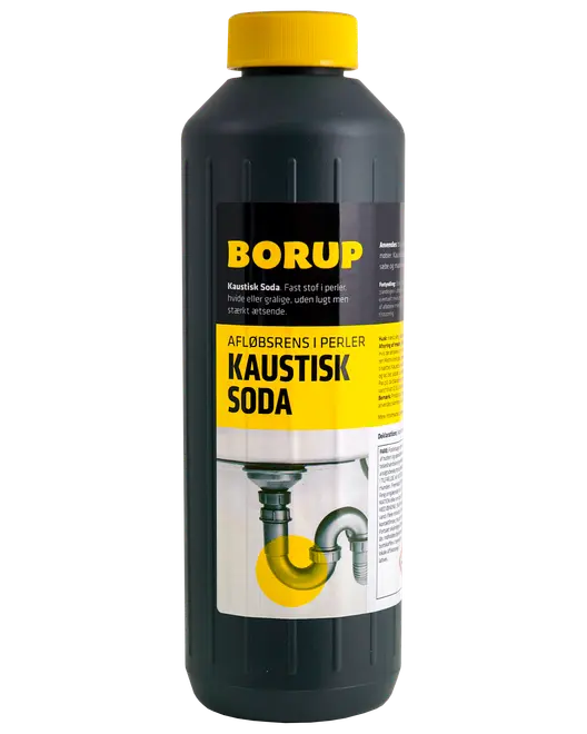 Sort plastflaske med gult låg, mærket 'Borup Kaustisk Soda' til afløbsrens. Indeholder faste perler, stærkt basisk, bruges til at opløse tilstopninger i rør. Brugsanvisning på etiketten.