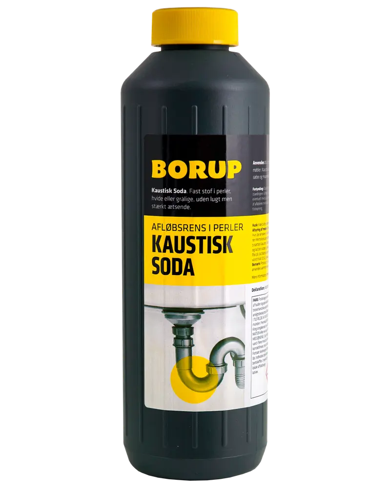 Sort plastflaske med gult låg, mærket 'Borup Kaustisk Soda' til afløbsrens. Indeholder faste perler, stærkt basisk, bruges til at opløse tilstopninger i rør. Brugsanvisning på etiketten.