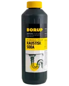 Sort plastflaske med gult låg, mærket 'Borup Kaustisk Soda' til afløbsrens. Indeholder faste perler, stærkt basisk, bruges til at opløse tilstopninger i rør. Brugsanvisning på etiketten.