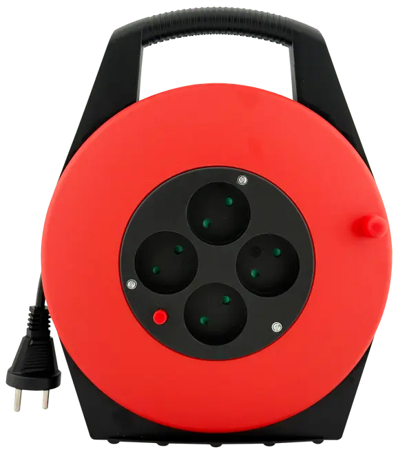 Rød og sort kabelrulle med håndtag, fire runde stikkontakter og stikprop. Velegnet til organisering og forlængelse af elektriske forbindelser indendørs eller udendørs.