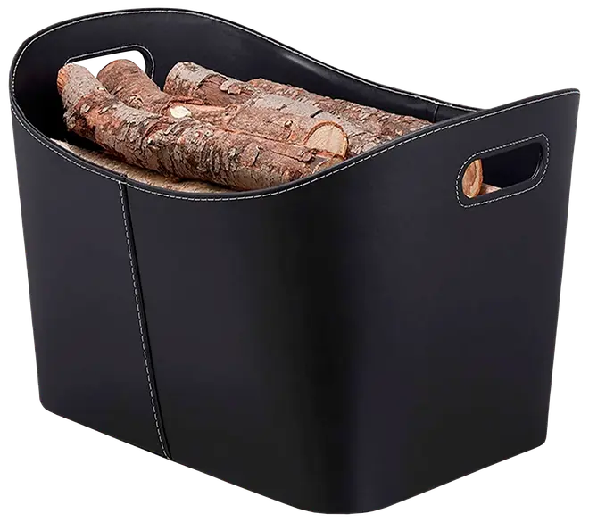 Sort kurv i kunstlæder til brænde med synlige syninger, ovalt design og udskårne håndtag. Vist med brændestykker, ideel til opbevaring af brænde indendørs.