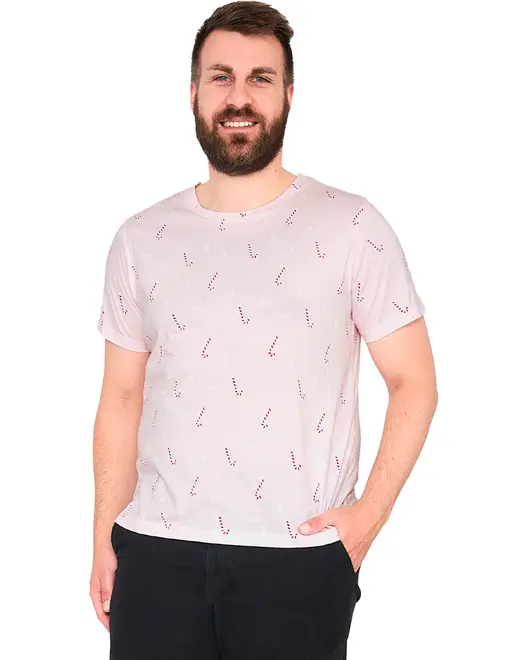 Herr t-shirt i ljusrosa med korta ärmar, rund hals och små rödvita polkagrisränder, tillverkad i mjukt tyg, matchad med svarta byxor.