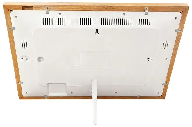 Baksida av digital fotoram med träram, vit plastbaksida, ventilationsöppningar, väggfästhål och ett centralt stöd för placering på bord.