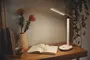 Moderne LED-skrivebordslampe med justerbar arm, slankt hvidt stel og touch-kontrol. Perfekt til læsning eller arbejdsplads. Giver fokuseret, klart lys til skrivebordet.