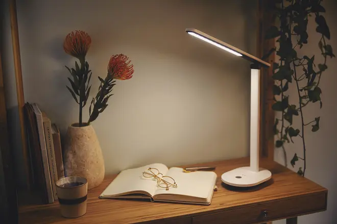 Moderne LED-skrivebordslampe med justerbar arm, slankt hvidt stel og touch-kontrol. Perfekt til læsning eller arbejdsplads. Giver fokuseret, klart lys til skrivebordet.