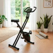 Sort sammenklappelig motionscykel med justerbart sæde og styr, kompakt design, pedalstropper og digitalt display til hjemmetræning.
