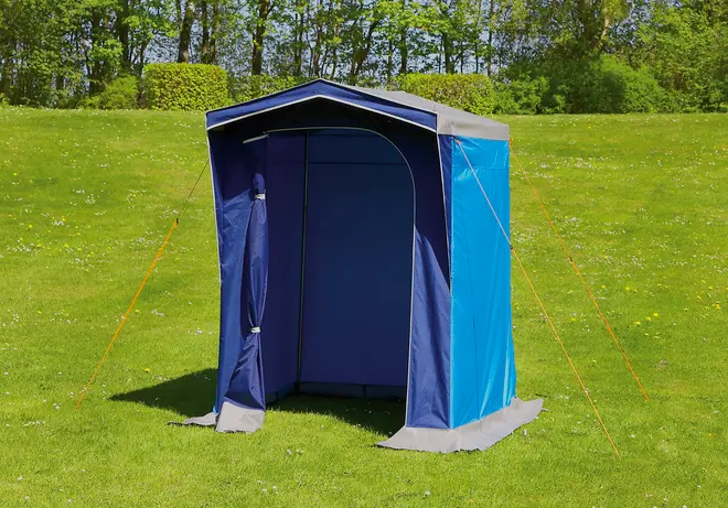 Bærbart blåt campingbrusebad-telt med lynlåsdør, rektangulær form og barduner for stabilitet. Ideelt til privatliv ved udendørs aktiviteter som camping eller omklædning.
