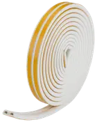 Hvidt skum tætningsbånd på rulle med gul aftagelig strimmel, D-formet profil, selvklæbende bagside, bruges til at forsegle døre og vinduer mod træk og fugt.