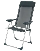 Hopfällbar utomhusstol med svart nätväv i sits och rygg, silverfärgad metallram och svarta plastarmstöd. Lätt och portabel, passar camping eller trädgård.