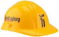 Gul skyddshjälm i plast med frambrätte, ventilationsöppningar och "harald nyborg"-logotyp på sidan. Avsedd för bygg- eller industribruk.