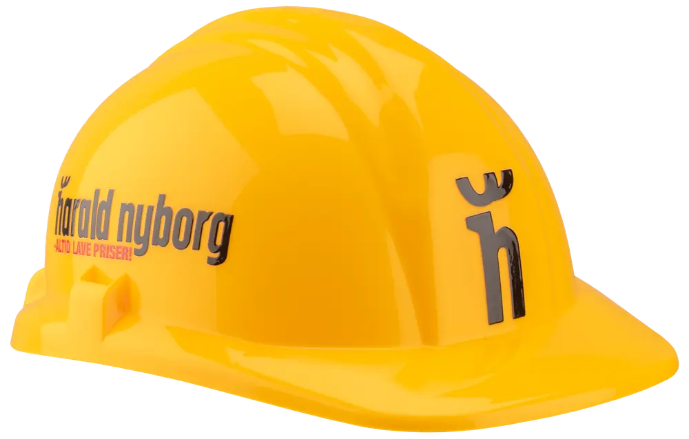 Gul skyddshjälm i plast med frambrätte, ventilationsöppningar och "harald nyborg"-logotyp på sidan. Avsedd för bygg- eller industribruk.