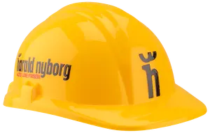 Gul skyddshjälm i plast med frambrätte, ventilationsöppningar och "harald nyborg"-logotyp på sidan. Avsedd för bygg- eller industribruk.