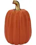 Keramisk græskarpynt med blank orange overflade og skinnende guldfarvet stilk. Høj, rillet form, perfekt til efterårs- eller Halloween-dekoration.