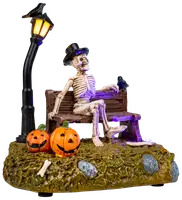 Halloween skelett på bänk