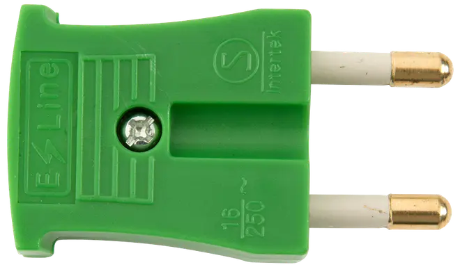 Grøn tobenet europæisk stikadapter med guldbelagte spidser, mærket 'EZ Line'. Lavet af plast, har en centralskrue til fastgørelse af ledninger, egnet til 16A, 250V.