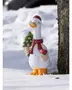 Malet ande-gaveskulptur med nissehue og rødt tørklæde, bærende et lille juletræ og vanter, til festlig vinter- og havedekoration.