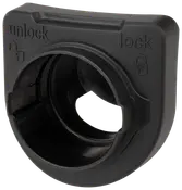 Sort plastlåsering med "lock" og "unlock" mærker, designet til at fastgøre cylindriske genstande. Har et centralt hul og tekstureret greb for nem montering og fjernelse.