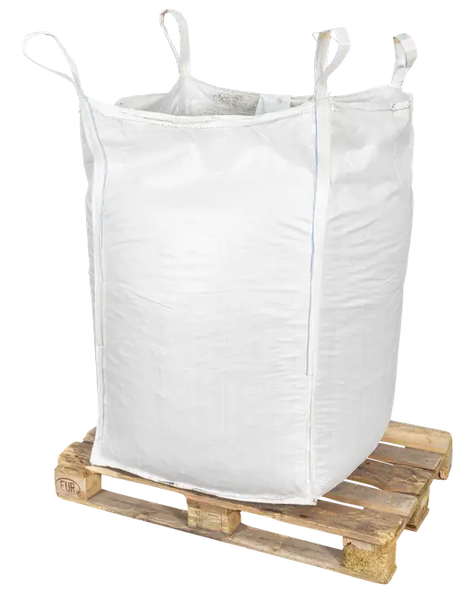 Stor hvid vævet polypropylen bigbag med fire løftestropper, placeret på en træpalle. Velegnet til opbevaring og transport af tunge materialer som sand, grus eller landbrugsprodukter.