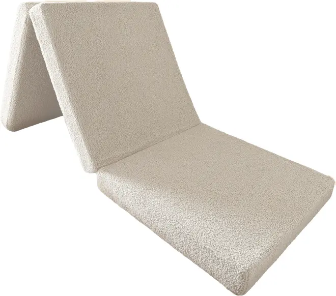 Beige tekstureret sammenklappelig gulvstol-madras med tredelt design, polstret skumstøtte og justerbar loungeryg.