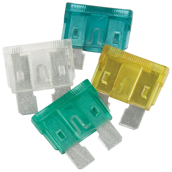 Sæt med fire bilsikringer i forskellige farver: grøn, gul, hvid og blå. Hver sikring har to metalben og et gennemsigtigt plastikhus til nem identifikation.