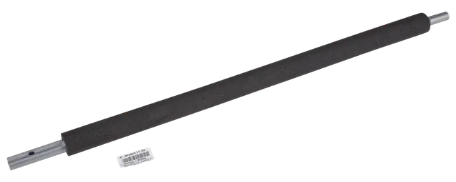 Sort skumrulle med metalender, cylindrisk form, designet som en printer- eller kopimaskinedel, sandsynligvis en overførsels- eller fremføringsrulle. Cirka 45 cm lang.