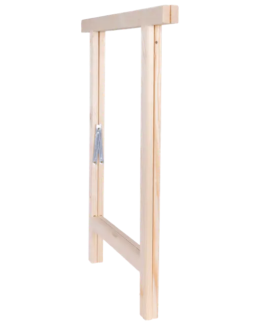 Ljus obehandlad fururam med lodräta stolpar, överliggare, diagonalstag och metallbeslag.