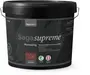 5-liters sort plastikspand med Sagacolor Saga Supreme udendørs murmaling, mærket som premium-kvalitet, let påføring, diffusionsåben overflade og modstandsdygtig mod mug. Med bærehåndtag.