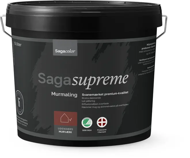 5-liters sort plastikspand med Sagacolor Saga Supreme udendørs murmaling, mærket som premium-kvalitet, let påføring, diffusionsåben overflade og modstandsdygtig mod mug. Med bærehåndtag.