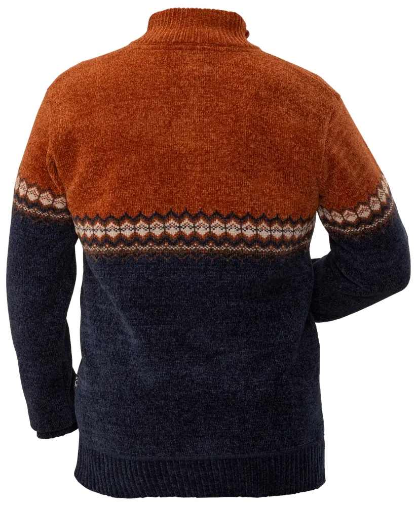 Stickad herrtröja med rostorange upptill, marinblå nedtill och geometriskt Fair Isle-mönster över bröst och ärmar. Ribbstickade muddar, fåll och krage.