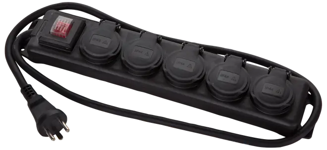 Sort stikdåse med seks dækkede udtag, rød tænd/sluk-knap og lang ledning. Velegnet til indendørs eller udendørs brug med beskyttede elforbindelser.