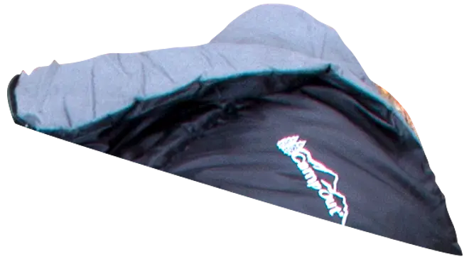 Svart och grå sovsäck med huva och synlig "Comfort"-logga. Perfekt för utomhusbruk, ger värme och komfort vid camping eller vandring.