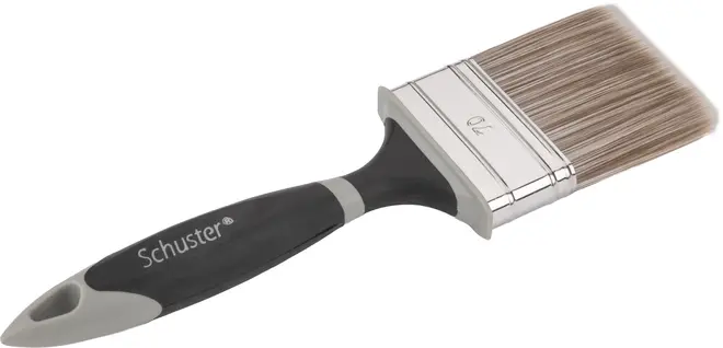 Bred malerpensel med syntetiske børster, sort og gråt ergonomisk håndtag samt metalbånd. Håndtaget har ophængshul og mærket 'Schuster' trykt på siden.