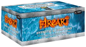 Rektangulær æske mærket "FIREART Hypnotic II Compound" med metaltrim, blå baggrund og ildtema-logo. Indeholder fyrværkeri med farverige effekter ifølge emballagen.