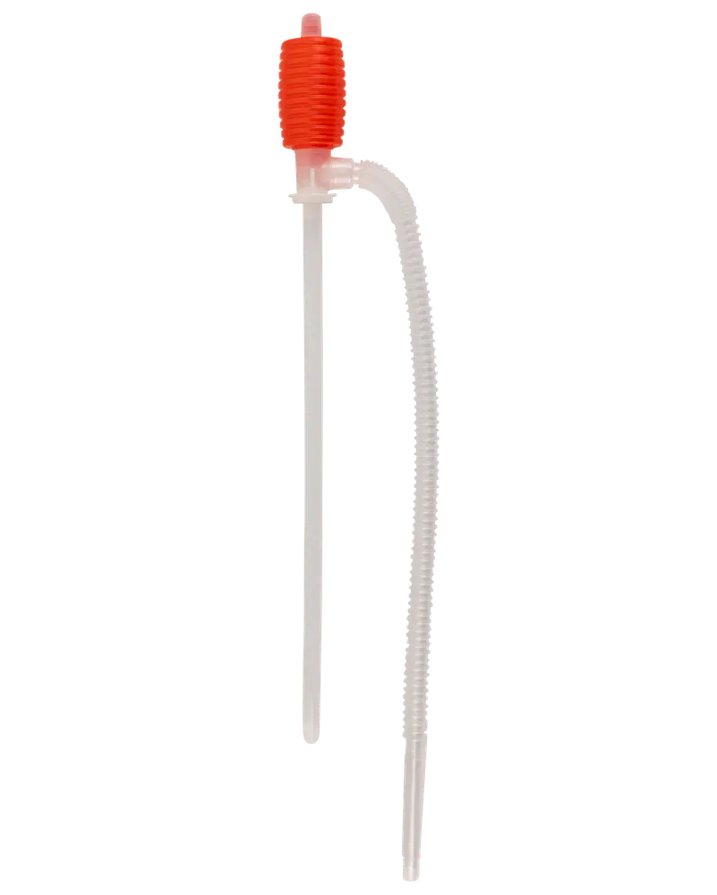 Plastisk hävertpump med röd räfflad pumpboll och två genomskinliga slangar, avsedd för överföring av vätskor mellan behållare. Passar vatten, bränsle eller liknande vätskor.