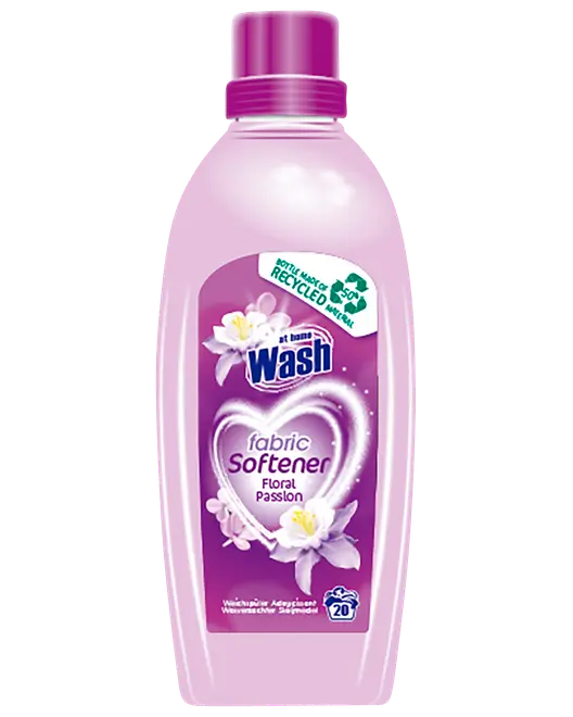 Lyserød flaske med At Home Wash skyllemiddel, Floral Passion duft, med label om genanvendt materiale.