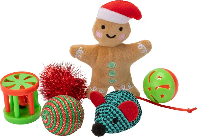 Sæt med seks kattelegetøj: plysgingerbrødsfigur, rød og grøn bold, skinnende rød pompon, grøn og rød mus, raslebold og grøn plastikrulle.
