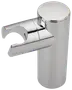 Forkromet brusehovedholder med cylindrisk base og åben klemme, der gør det nemt at fastgøre og justere håndbruser. Moderne og stilrent design til badeværelset.
