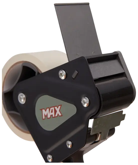 Håndholdt tapedispenser med sort ergonomisk håndtag, metalklinge og en rulle klar pakketape. Velegnet til forsegling af kasser. Mærket 'MAX' vises på siden.