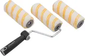 Målarrollerset med ergonomiskt svart handtag och tre utbytbara vita rollers med gula ränder, perfekt för jämn målning av väggar och tak.