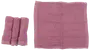 Sæt med tre sammenrullede lyserøde vaskeklude og én udfoldet, lavet af blødt, absorberende frotté med syede kanter, velegnet til ansigt eller hænder.
