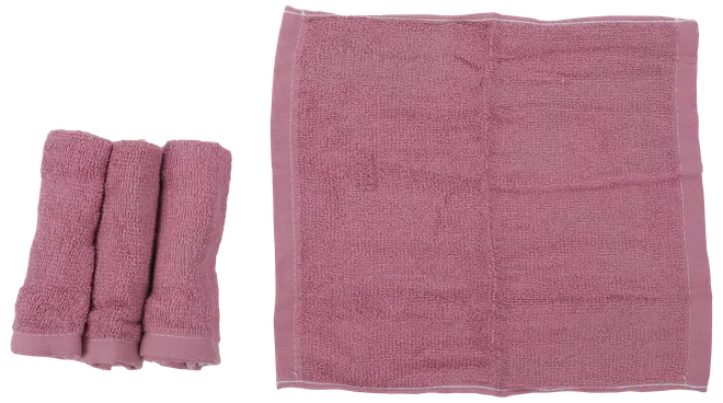 Sæt med tre sammenrullede lyserøde vaskeklude og én udfoldet, lavet af blødt, absorberende frotté med syede kanter, velegnet til ansigt eller hænder.