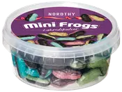 Plastbøtte med assorterede farverige mini frø-formede lakridsbolsjer med pulver. Låget er lilla og mærket 'Mini Frogs Lakridspulver' fra Nordthy.