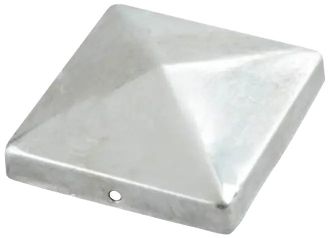 Kvadratisk metallisk pyramidformad stolphatt, silverfärgad, passar över staket- eller grindstolpar. Skyddar och dekorerar, väderbeständig och hållbar för utomhusbruk.