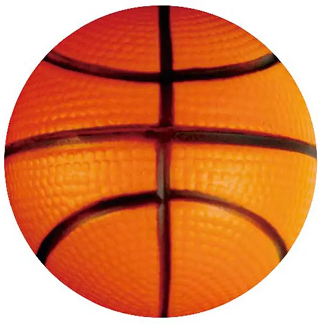 Nærbillede af en orange basketball med sorte kanaler og tekstureret pebbeloverflade.