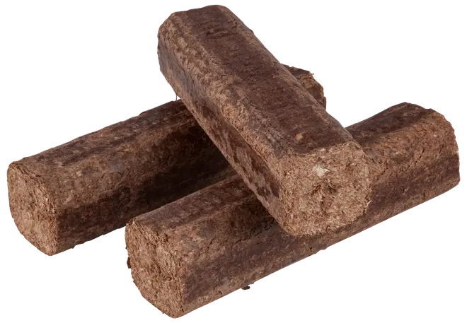 Tre cylindriske briketter af presset træ, brune og ensartede, bruges som miljøvenligt brændsel til pejse, ovne eller brændeovne. Overfladen er grov og fibret.